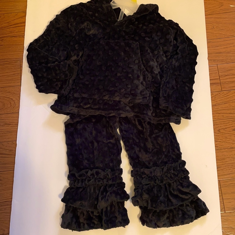 🔴 Girls large top medium bottom minky black material hoodie & ruffle pants